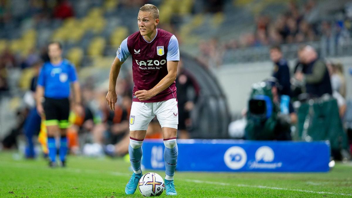 Augustinsson, durante un partido con el Aston Villa.