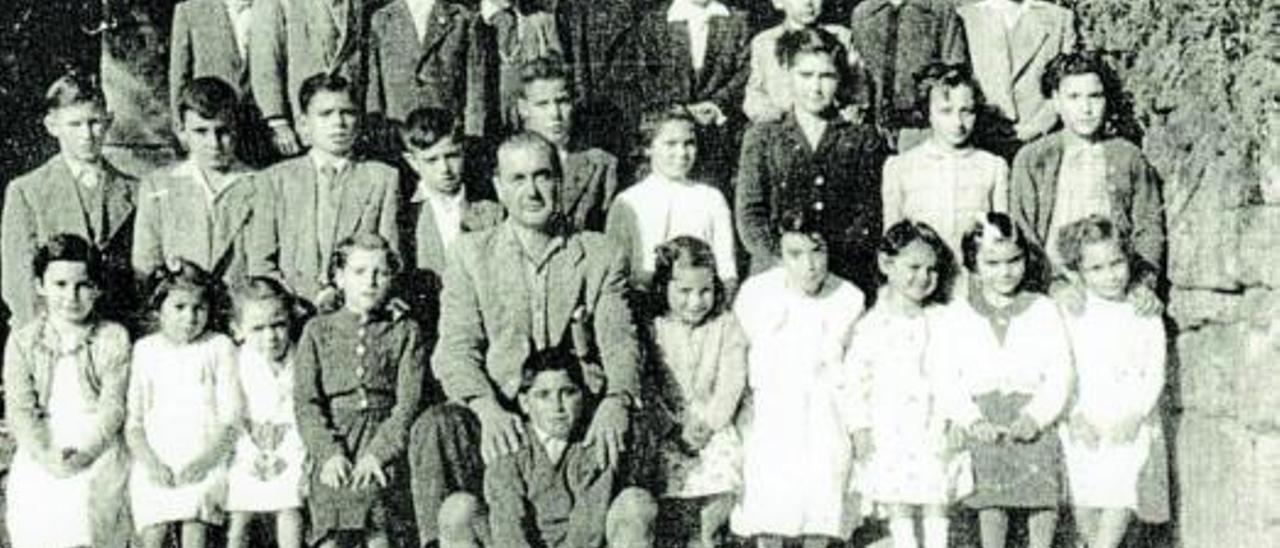José Sueiro con sus escolares de Pereiro de Aguiar.