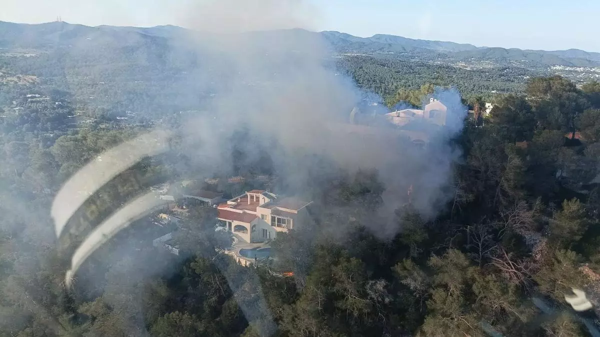 Alarma por un incendio forestal originado en una cama balinesa en Ibiza