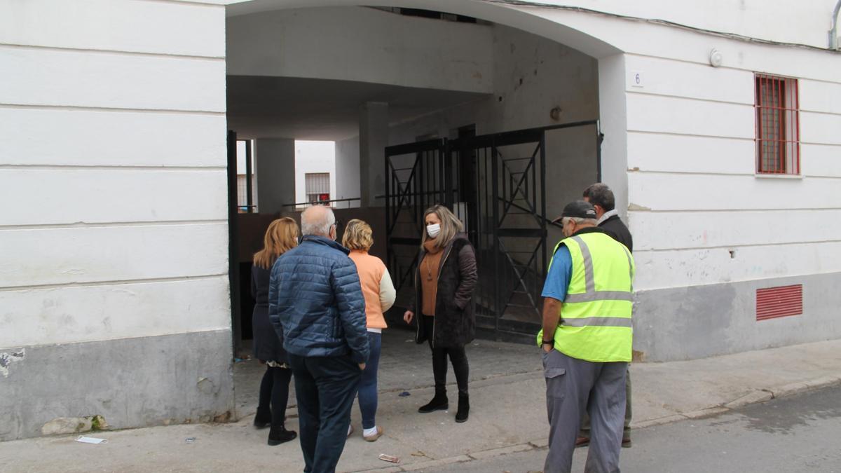 María Jesús Serrano conversa con los vecinos de Rodrigo Cubero.