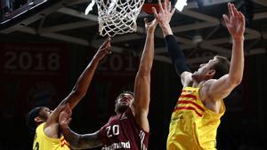 Elias Harris, jugador del Bayern de Munich, en una acción contra Jabari Parker y Jan Vesely, jugadores del Barça