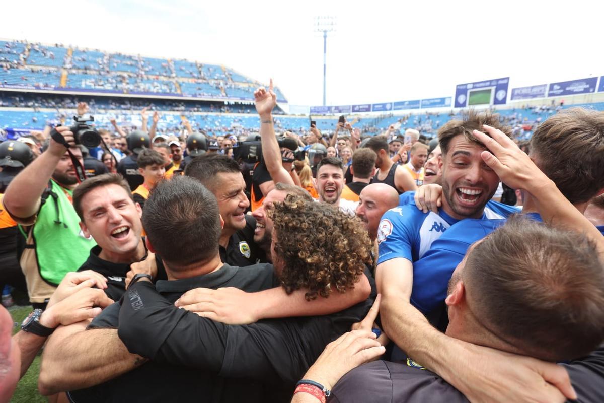 Los jugadores celebrando en el ascenso en el campo