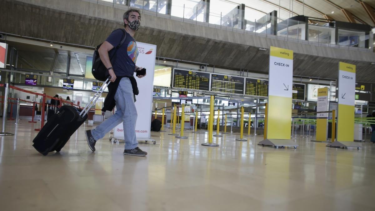 Un pasajero en la terminal del aeropuerto Tenerife Norte.