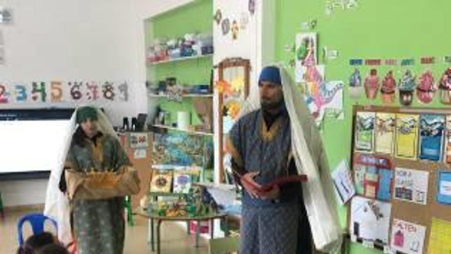 A la izquierda, tres «pajes reales» en la visita que realizaron ayer al CEIP La Torreta. A la derecha, el reparto en otro centro de la comarca.