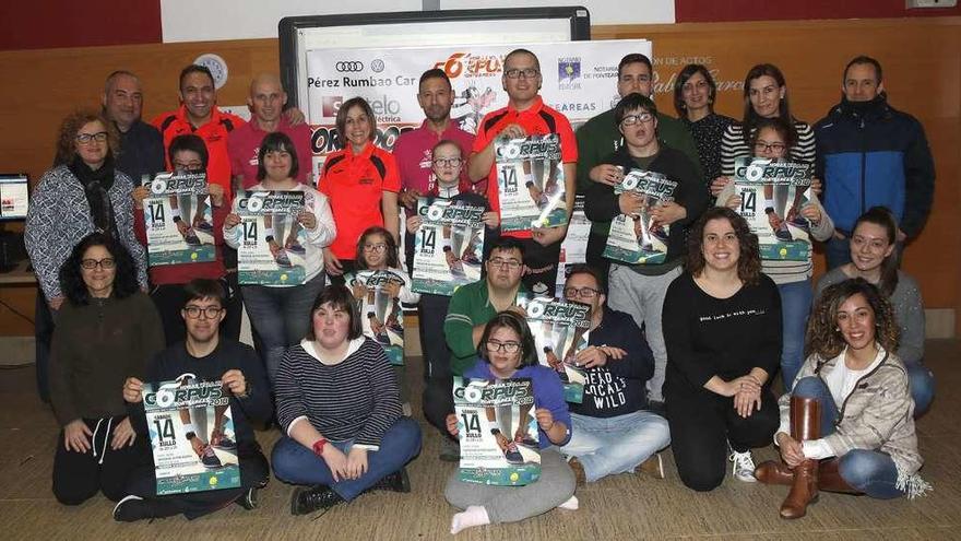 Los integrantes de la Asociación Down Vigo, con el cartel de la segunda edición de la prueba. // Ricardo Grobas