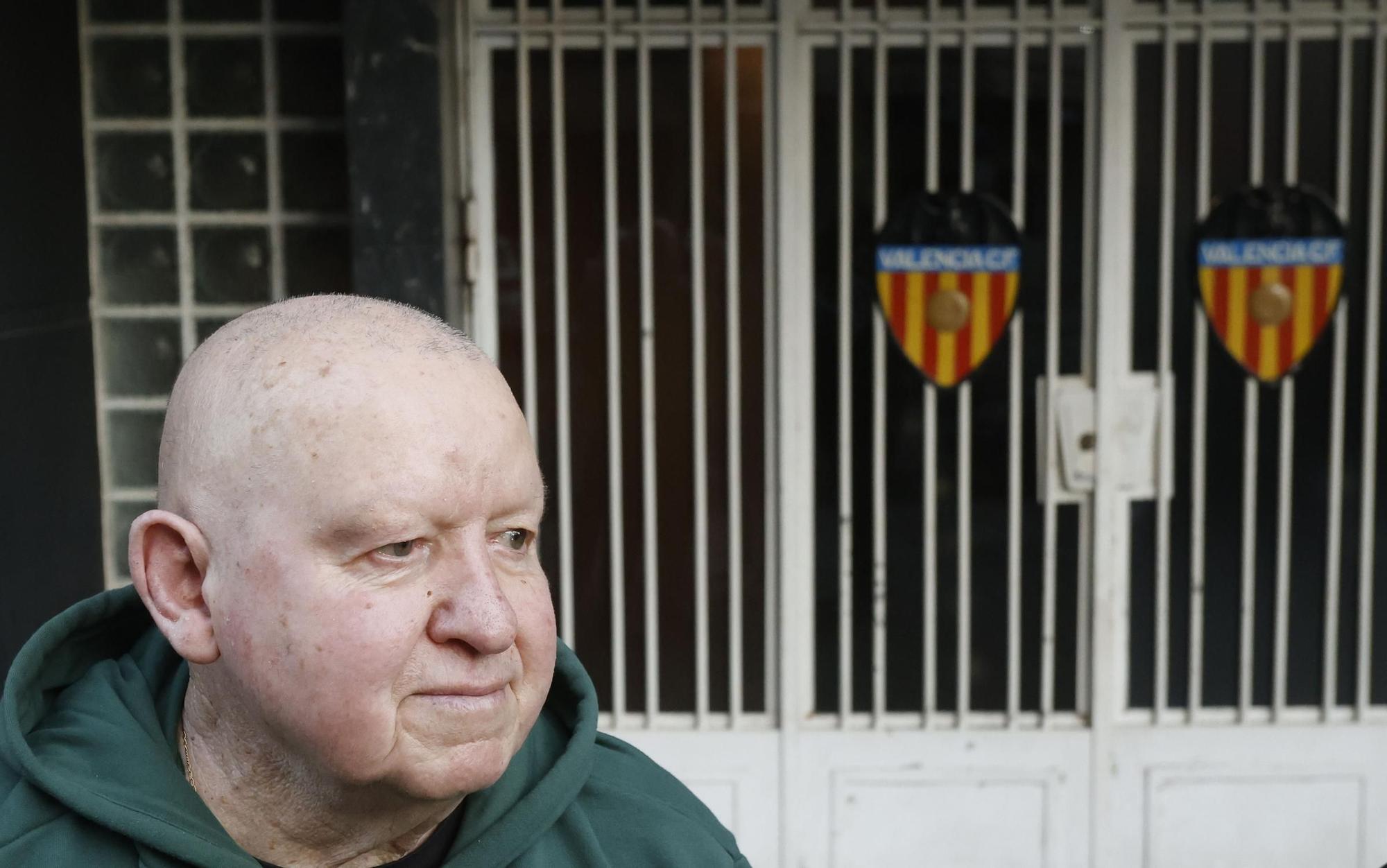 Homenaje al gol de Forment en la puerta de Mestalla