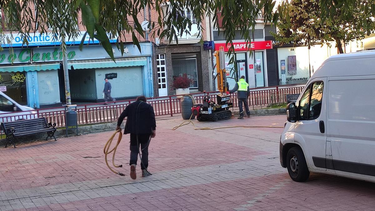 Dos trabajadores iniciando las labores esta mañana.