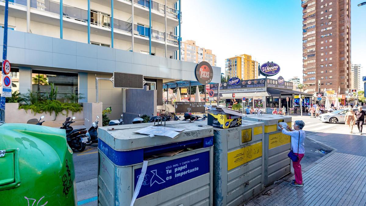 Contenedores de basura en una de las calles de Benidorm.