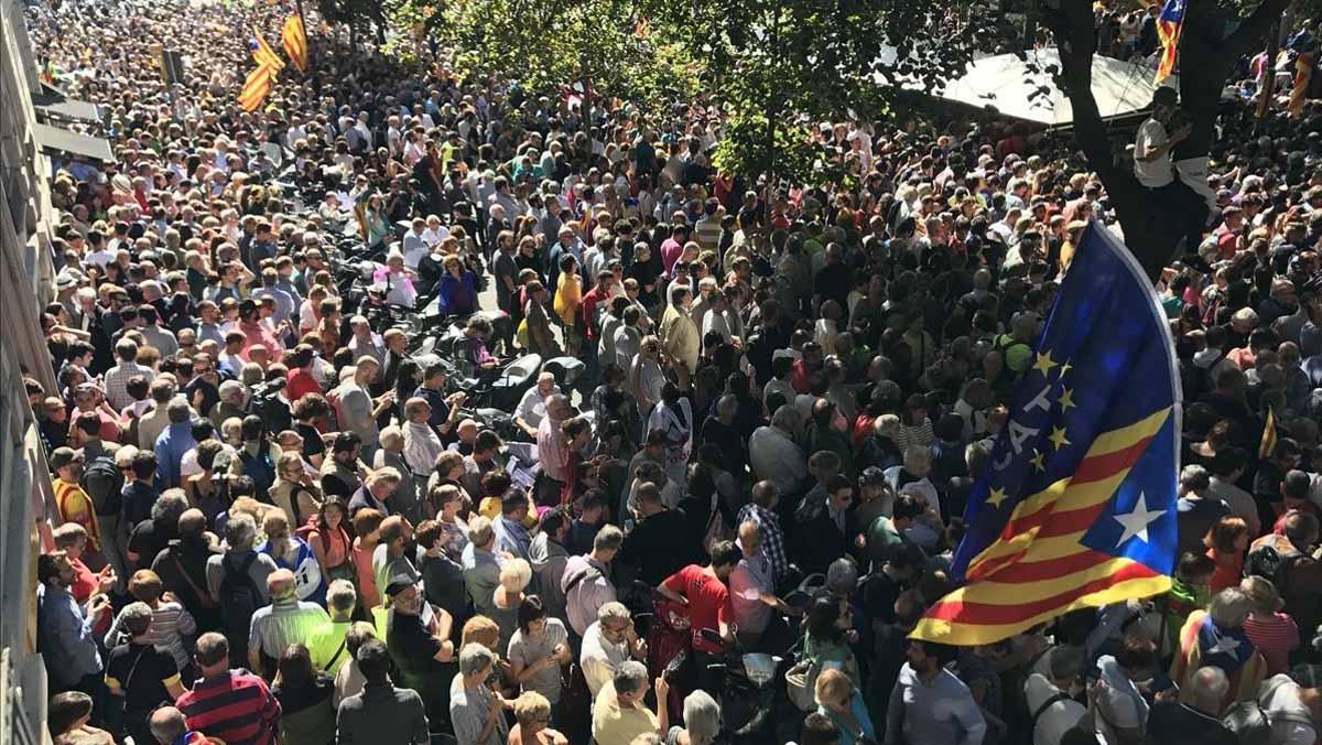 La gent ocupa els carrers pacíficament davant l’actuació policial d’avui a Barcelona.