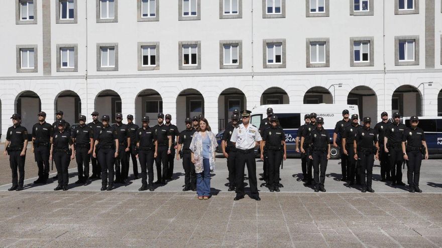 Adriana Lastra y Jorge Ignacio Moreno, en el centro, ayer, con los 31 policías de prácticas en la Jefatura Superior de Asturias. | FERNANDO RODRÍGUEZ