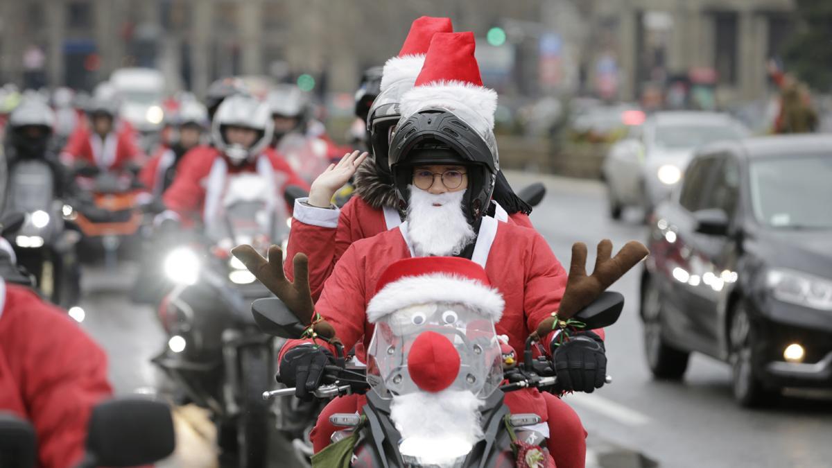 Papá Noeles moteros reparten regalos a los niños desfavorecidos en Belgrado