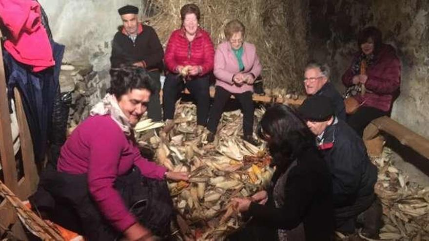 Navelgas (Tineo) agradece la respuesta del público en su noche más mágica: la del esfoyón