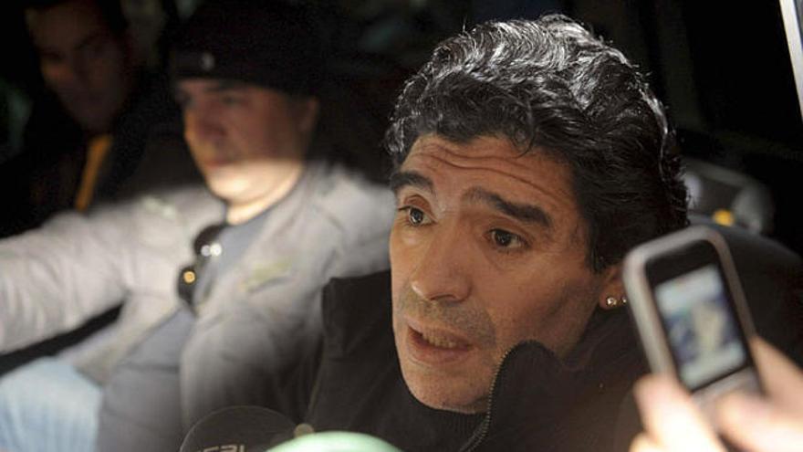 Diego Maradona marxant ahir de l&#039;hotel on es va reunir amb Messi.