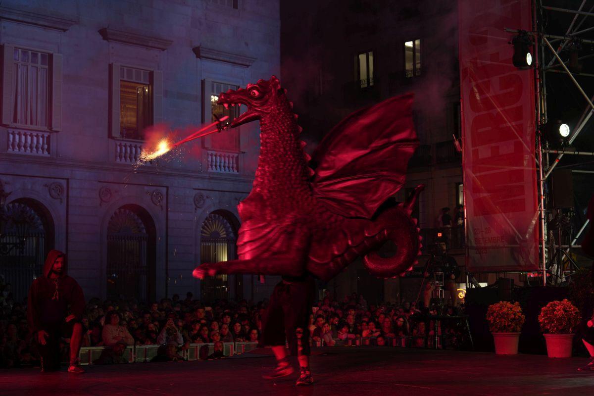 Toc d’inici de la Mercè 2025, gigantes y bestias en la plaza Sant Jaume de Barcelona