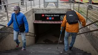 La falta de presupuestos amenaza con alargar aún más la eterna espera por unos ascensores pendientes en el metro de Barcelona