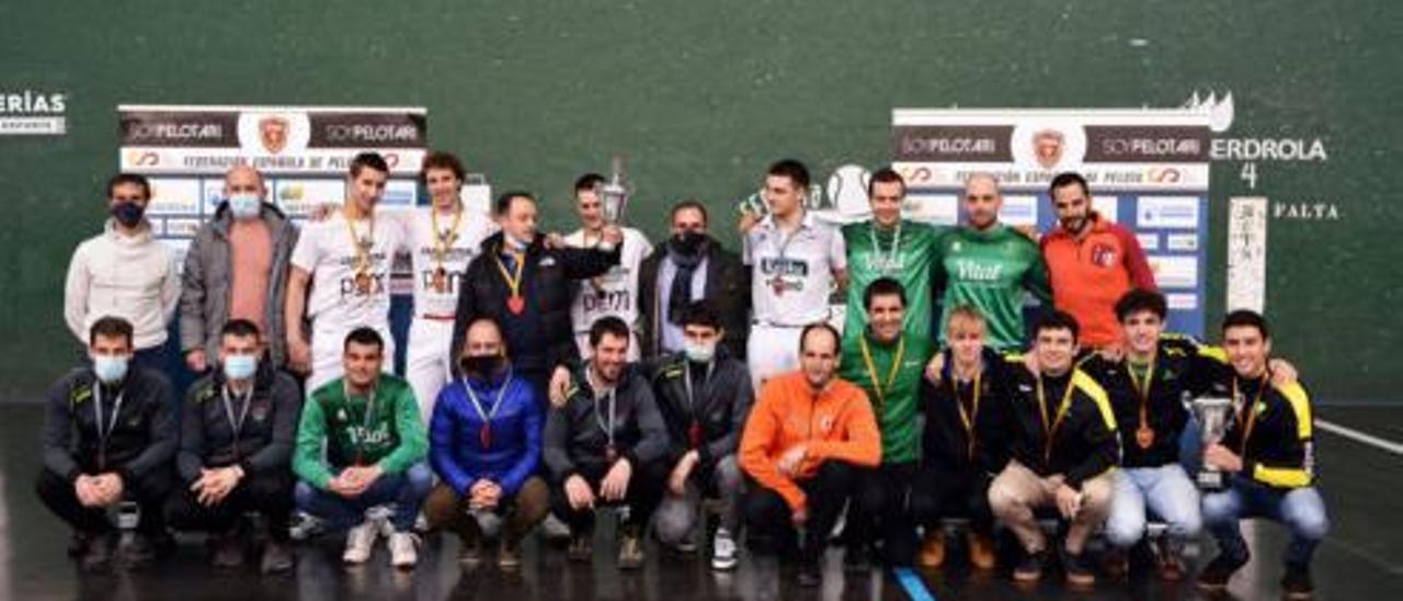 El presidente del San Atilano, Agustín San Segundo, con la copa junto al resto de finalistas. / FEP