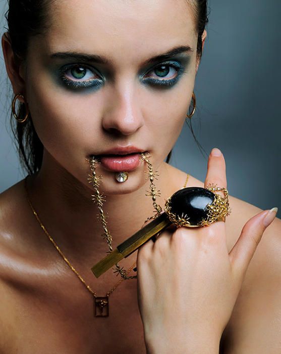 Pendientes de oro de Apodemia, escapulario de oro de Dueros, anillo rectangular con baño de oro de Koetania y cadena de hormigas y anillo de oro  y mármol de Aloló