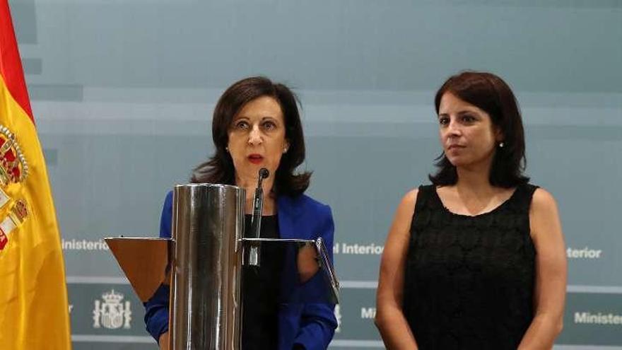 Adriana Lastra, a la derecha, junto a Margarita Robles.