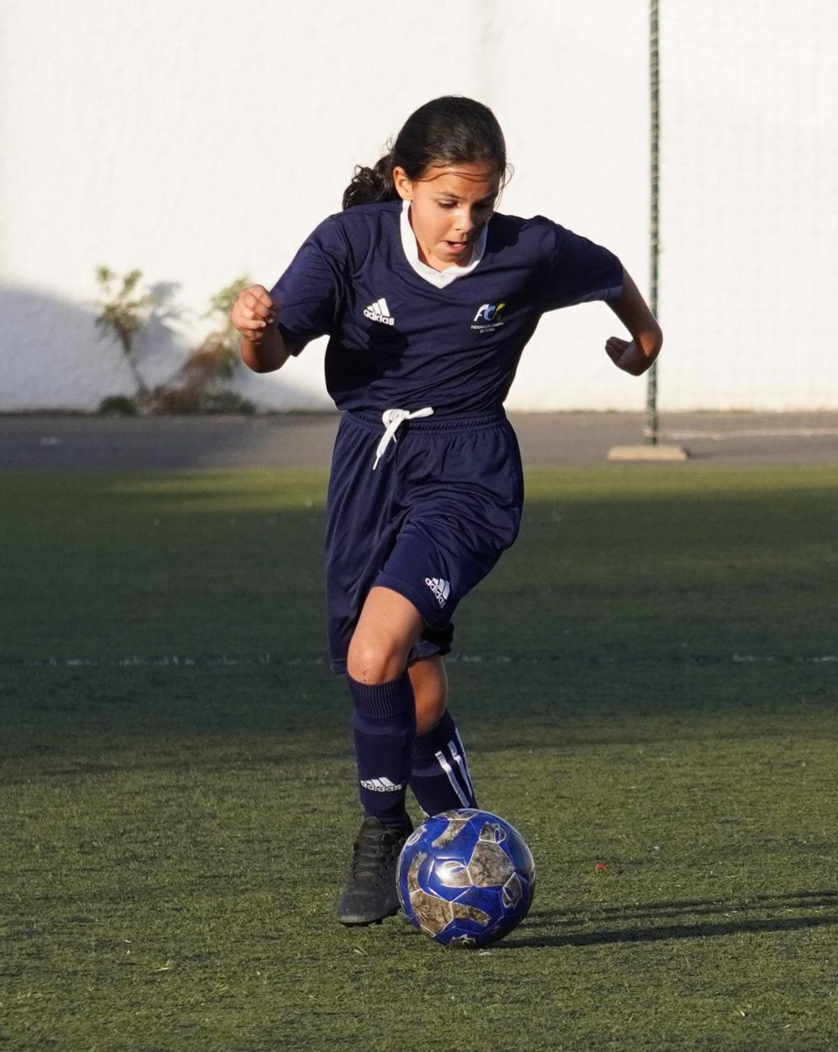 Una imagen de Adriana en la actualidad, jugando al fútbol