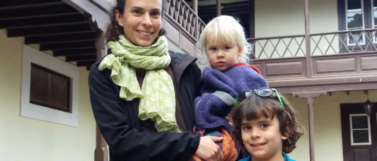 Judit Sanfeliú, ayer con sus hijos en la Finca de Osorio, en Teror.