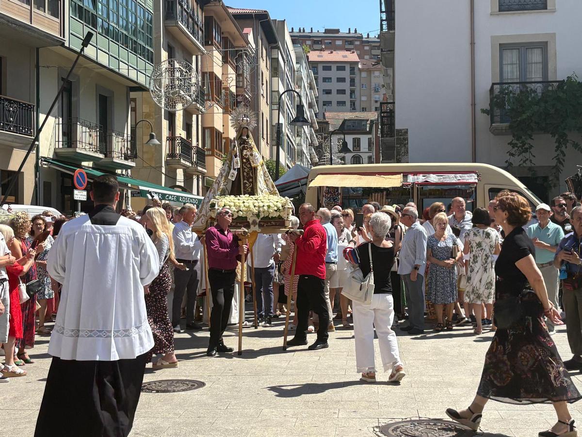 La pólvora acompañó a la primera procesión del Carmen en Cangas del Narcea