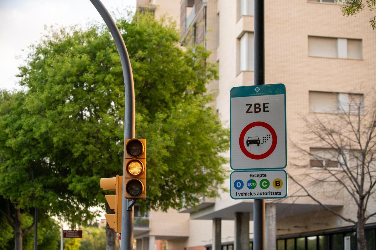 Cartel de la Zona de Bajas Emisiones de Reus.