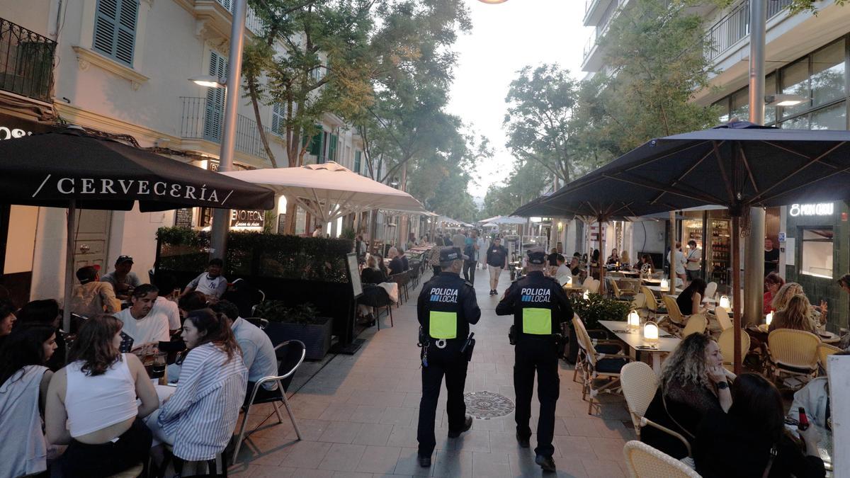 La policía en la calla Fàbrica de Santa Catalina.