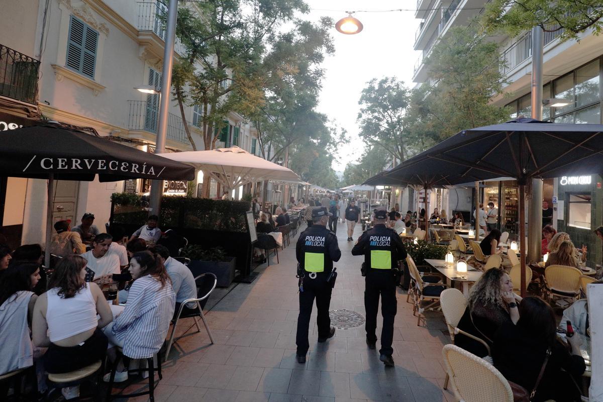 La policía en la calla Fàbrica de Santa Catalina.