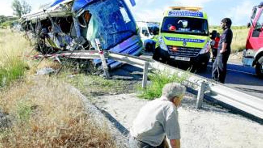 Fallecen nueve personas tras volcar un autobús sin cinturones en Avila