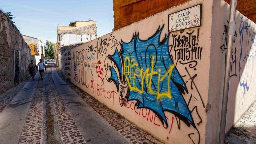 Un río de suciedad recorre la calle de los Baños, en pleno corazón del barrio de La Horta.