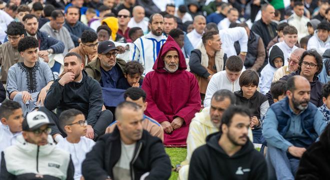 La comunidad musulmana se reúne en Alicante para protagonizar una plegaria multitudinaria y romper el ayuno después de “un mes de sacrificio”