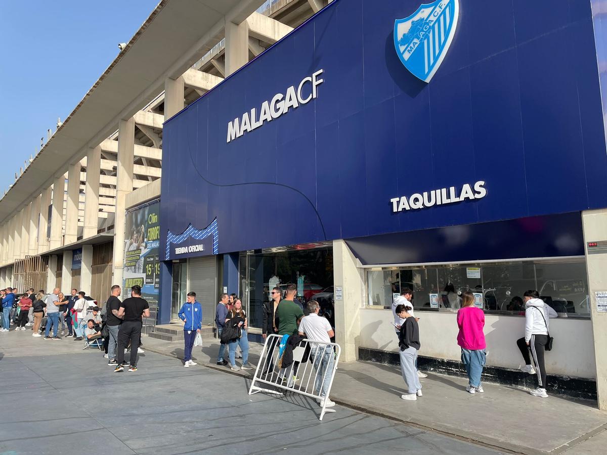 Las colas en La Rosaleda se formaron desde primera hora de este martes.