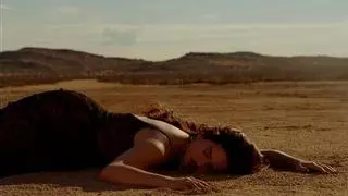 Rosalía levita en el nuevo videoclip de ‘Sauvignon blanc’, un brindis para desprenderse de lo material en el desierto