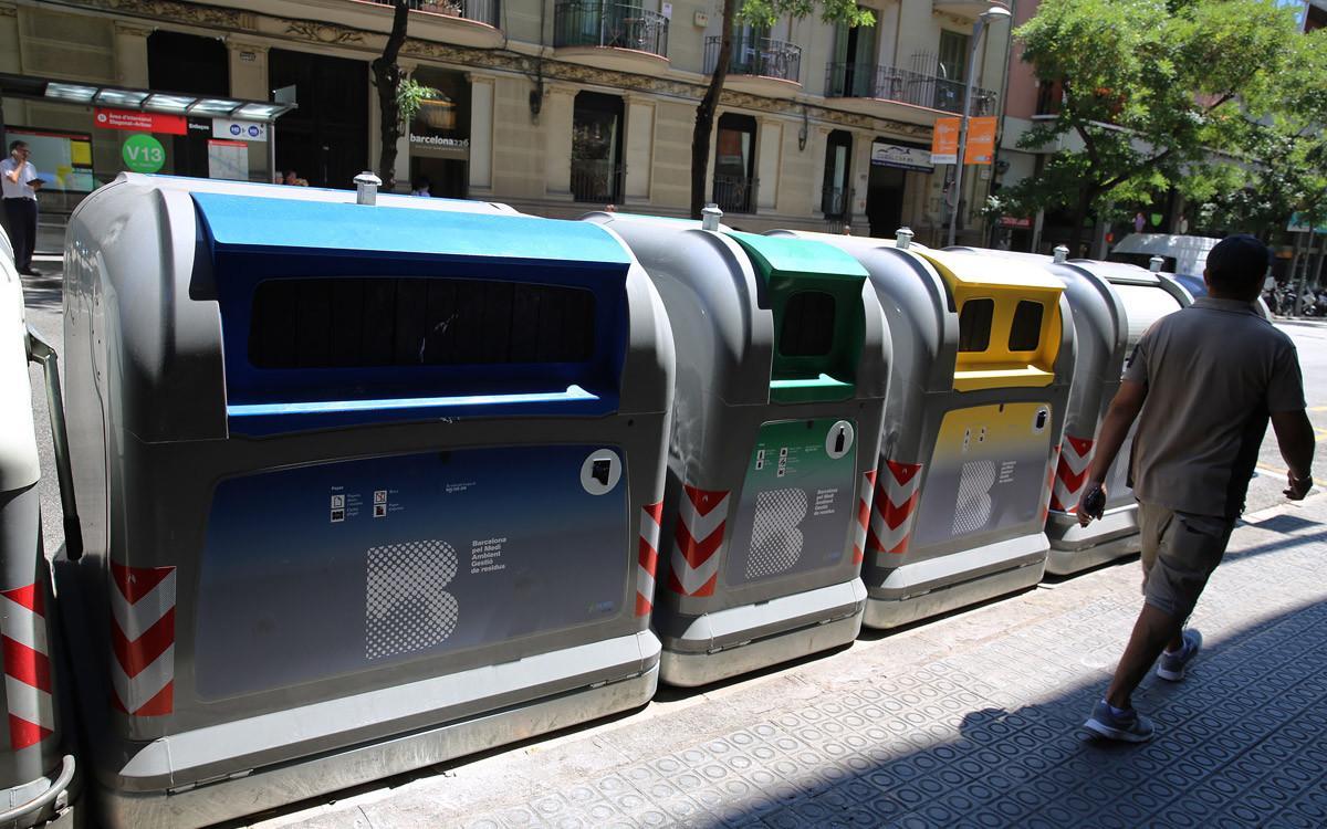 Contenedores para recogida selectiva. Contenedores para recogida selectiva.