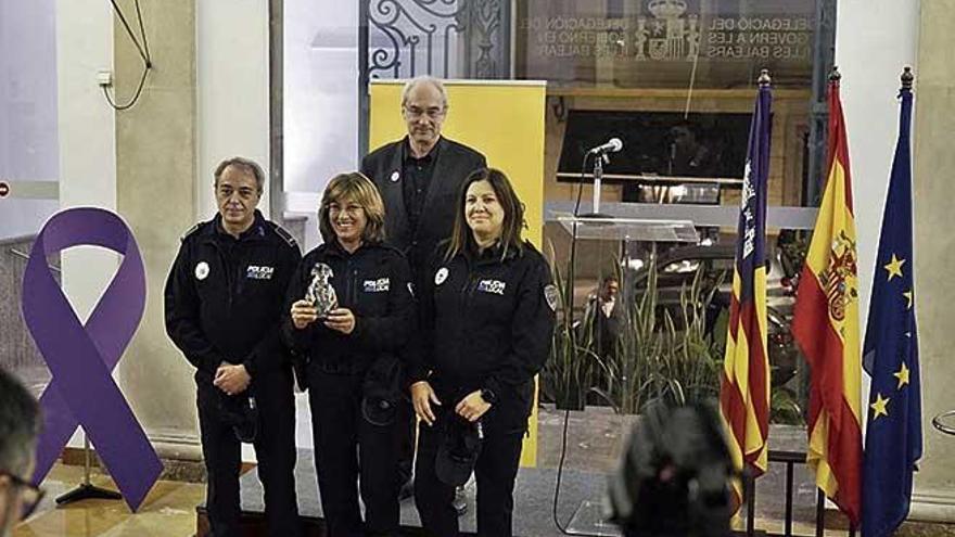 Los tres agentes de la Policía de Calvià recibiendo el premio Meninas por parte del delegado del Gobierno,