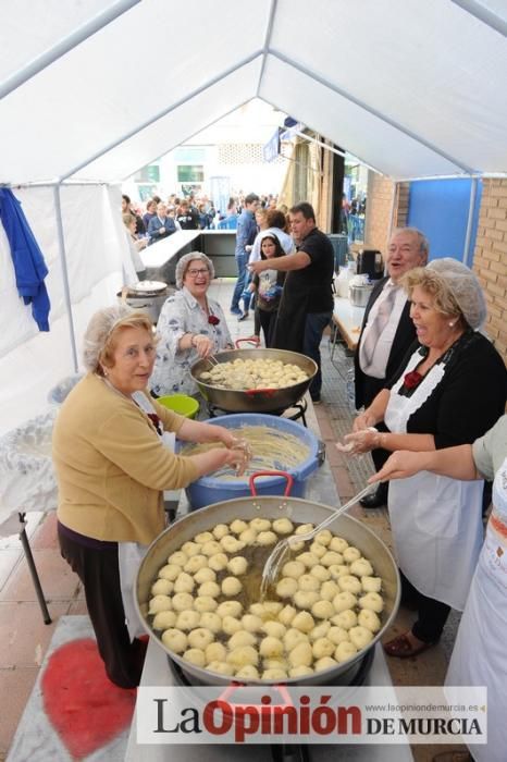 Reparto de buñuelos y chocolate en la ferretería de San Anton