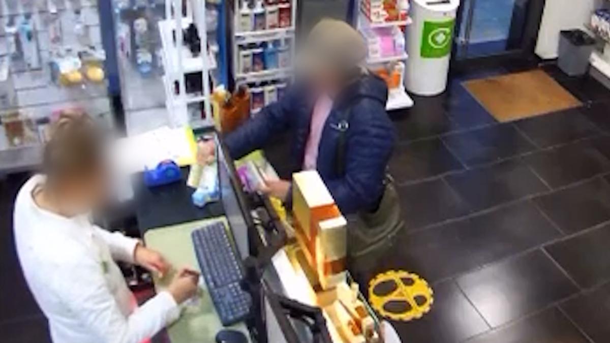 Imagen de la sospechosa durante la estafa del 'hurto mágico'