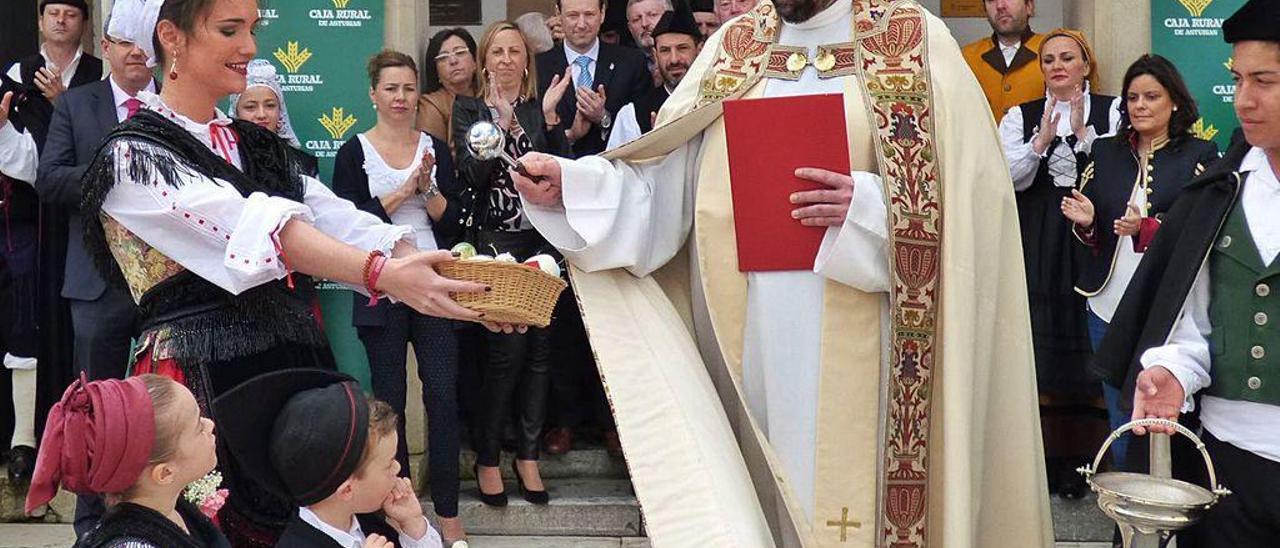 Juan Manuel Hevia, en la bendición de los Güevos Pintos.