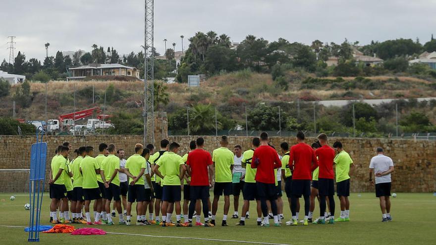 La plantilla, reunida antes de arrancar el trabajo en Marbella