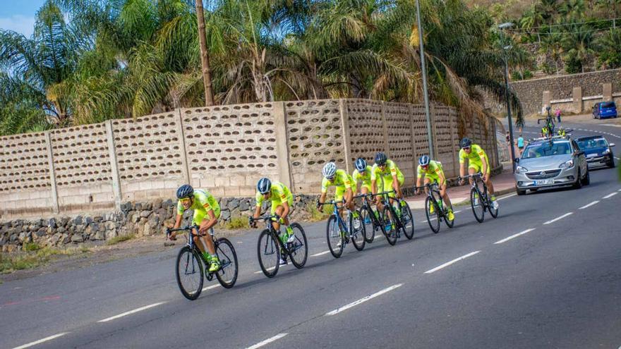 Los ciclistas del Rías Baixas, durante una competición. // FdV