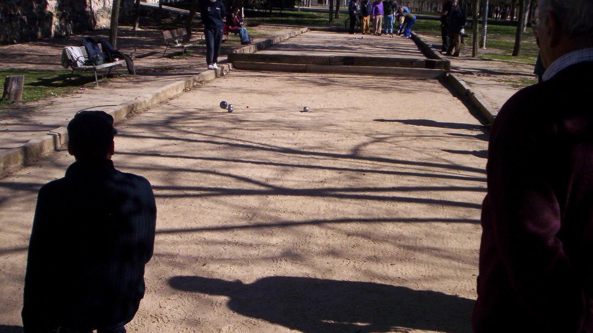 Aficionados juegan un partido de petanca en las pistas de Los Tres Arboles, en Zamora