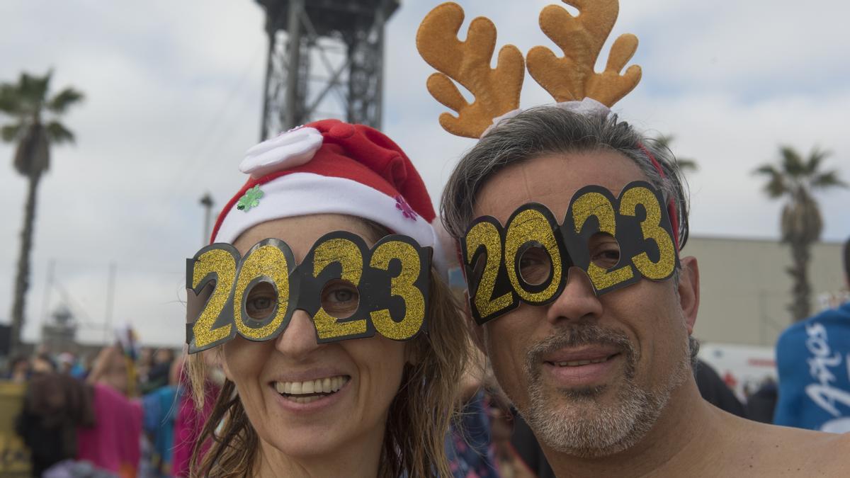 Primer baño del año en la playa de la Barceloneta