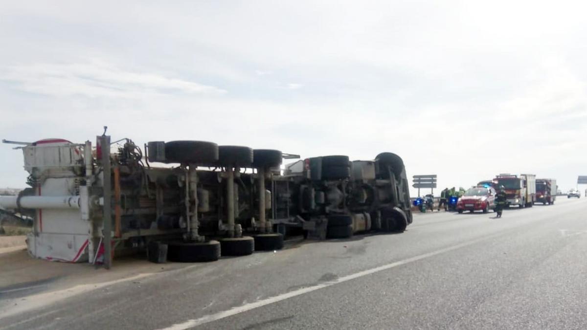 Imagen del vehículo articulado que ha volcado en Vinaròs con el resultado de un herido leve.