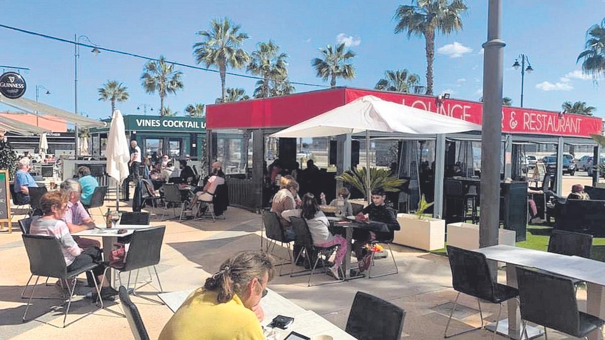 Clientes en la terraza de un establecimiento hostelero este fin de semana en Torre Pacheco