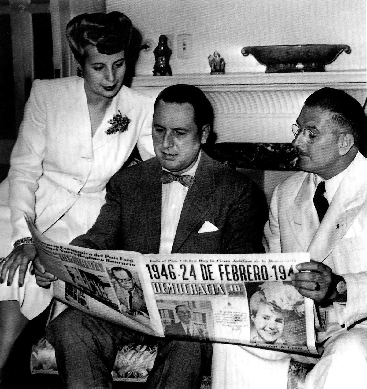 Desde la izda., Eva y Juan Domingo Perón con el militar y político Domingo Alfredo Mercante tras la primera victoria del peronismo en 1946.