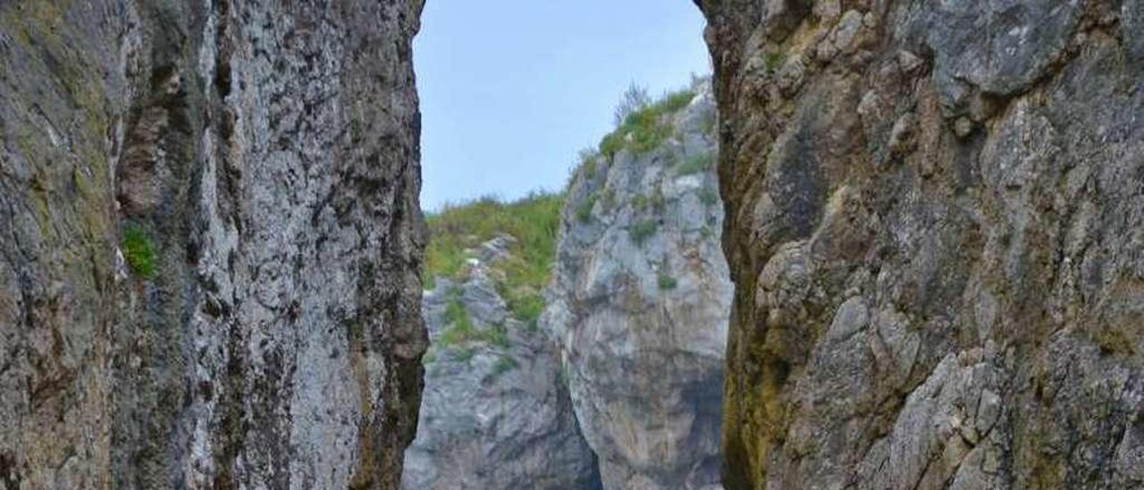 Detalle del castro de las Gaviotas desde La Canal, muy cerca del mirador natural, en una imagen tomada en plena marea baja.