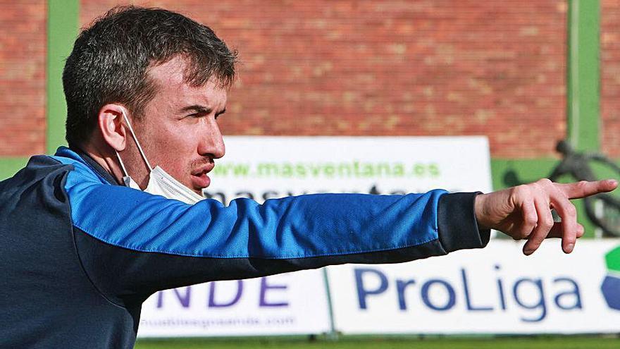 Rubén Domínguez, míster del Ourense CF, dando órdenes. |  // I. OSORIO