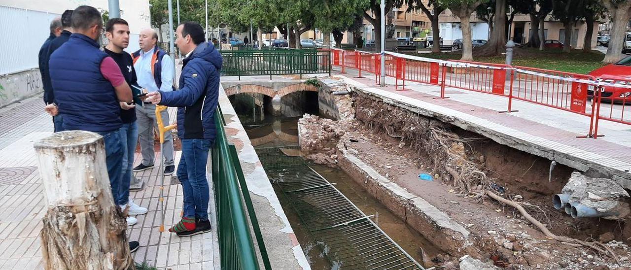 El concejal de Servicios Públicos de Vila-real, Xus Madrigal; y el secretario de la Comunitat de Regants, Manu Bonet, en la visita realizado junto a técnicos de ambos organismos a la Séquia Major.