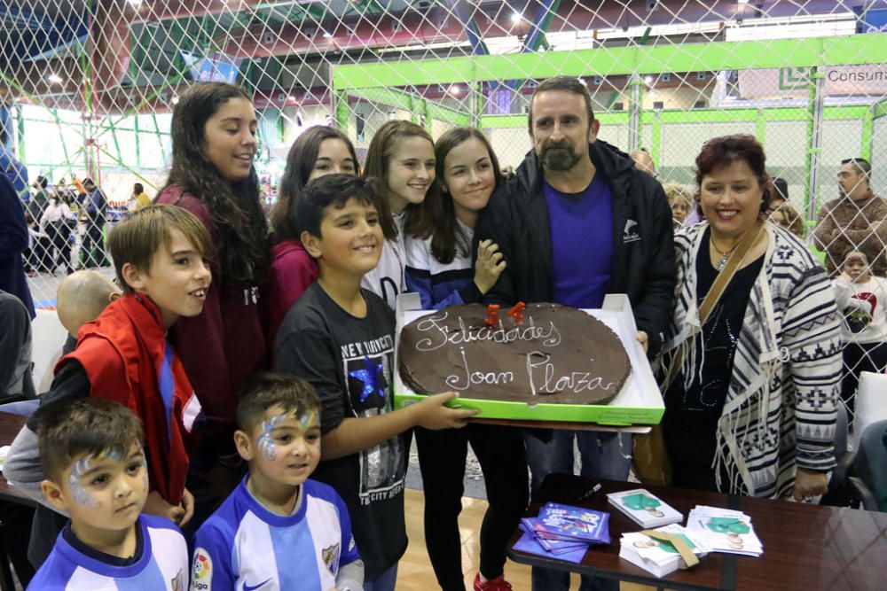 La plantilla del Unicaja visita la muestra en su inauguración, con Joan Plaza a la cabeza.