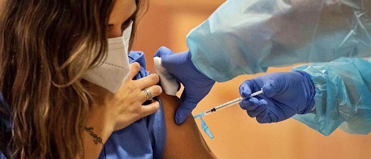 Vacunación de profesionales sanitarios en Mallorca.